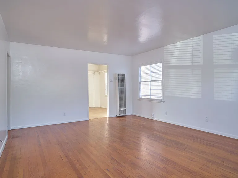 116 E Orchard St — Photo 3