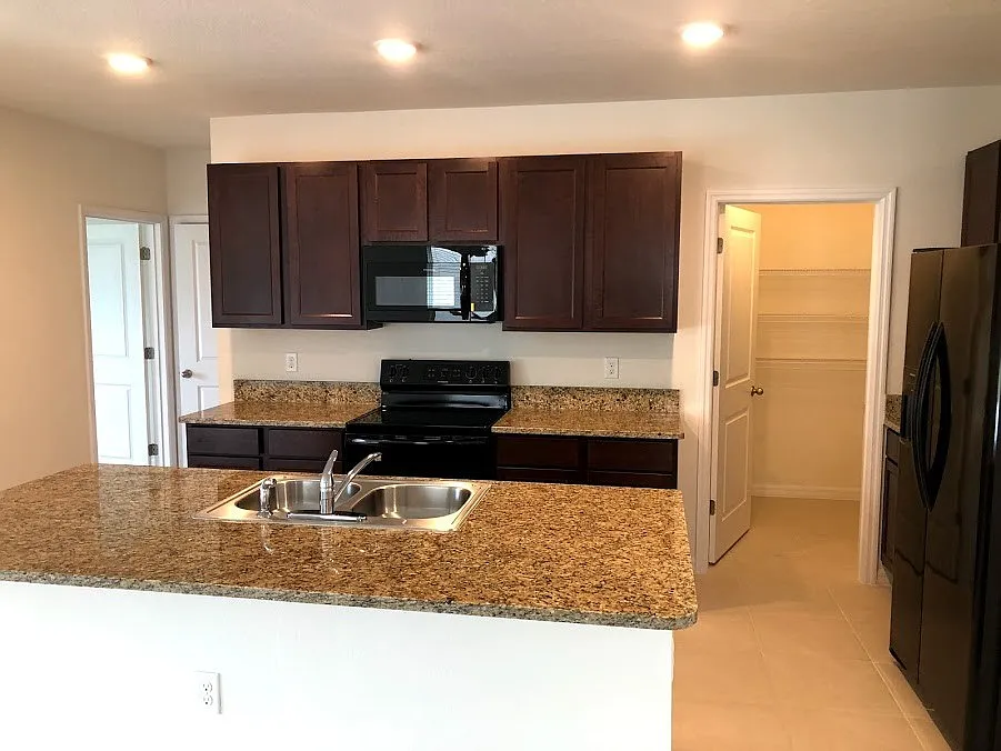 Large 5bds/2.5 Bths Home With Loft , Large Backyard Close To All! — Photo 3