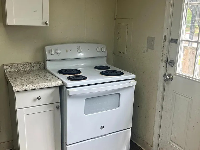 104 Market Pl #B — Photo 5
