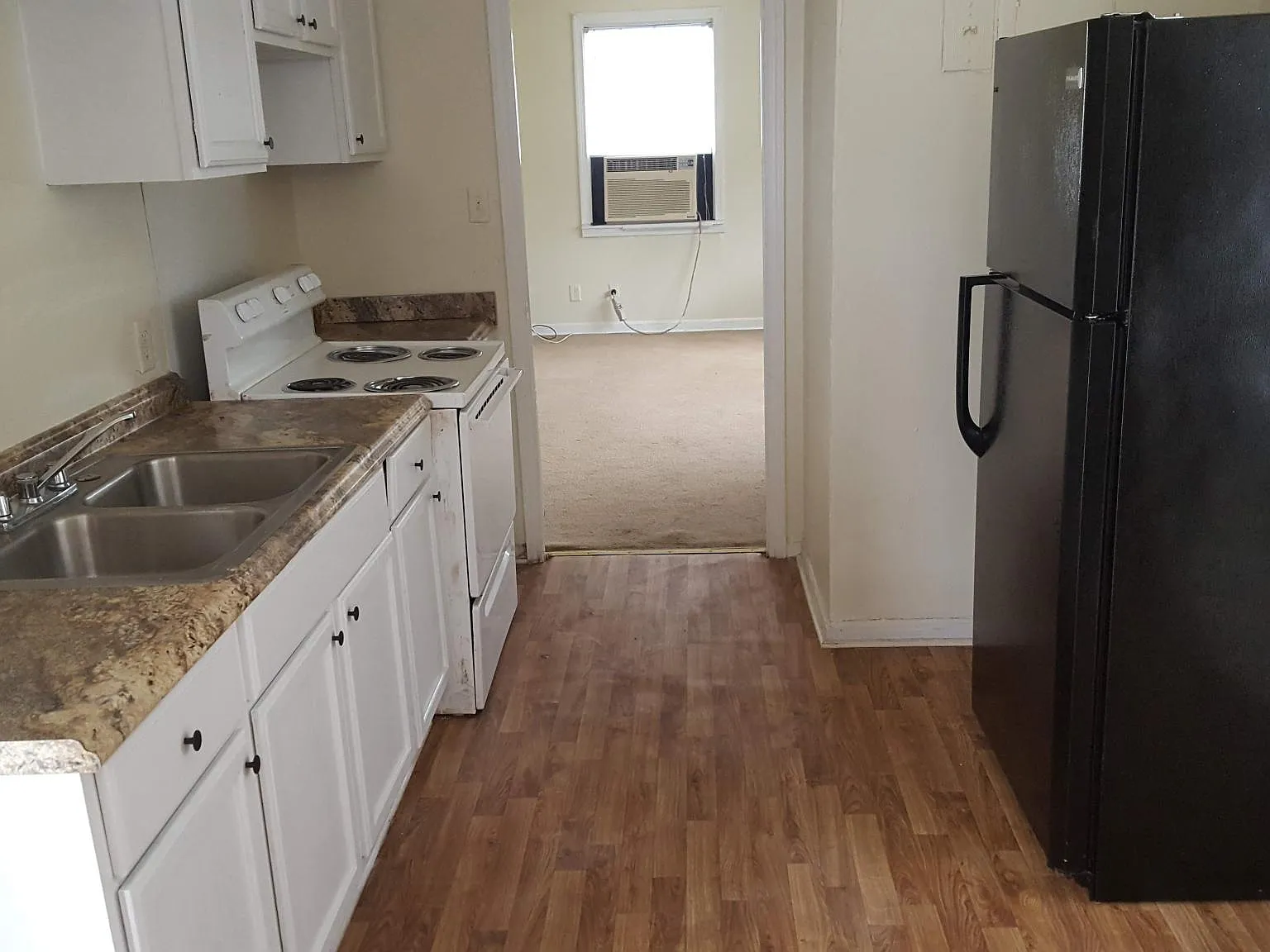 3 bed, 1.5 bath, 1330 sqft, $1,200 — Photo 2