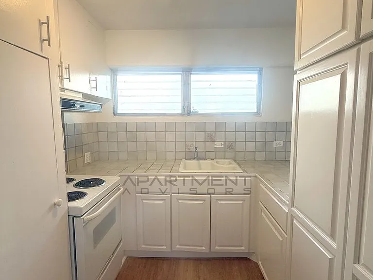 909 University Ave #111 — Photo 4