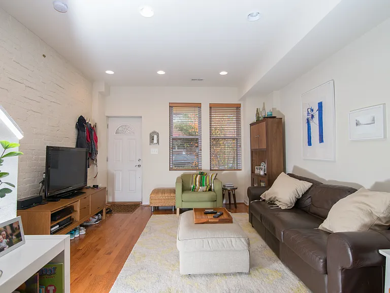 340 Oakdale Pl NW — Photo 1