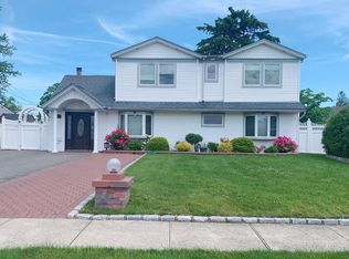 37 Horizon Ln, Levittown, NY 11756