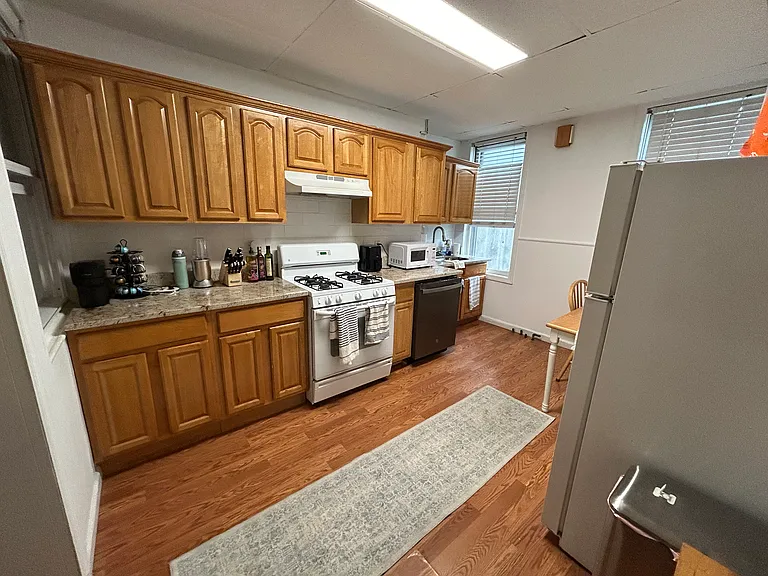 475 Monmouth St #4 — Photo 11