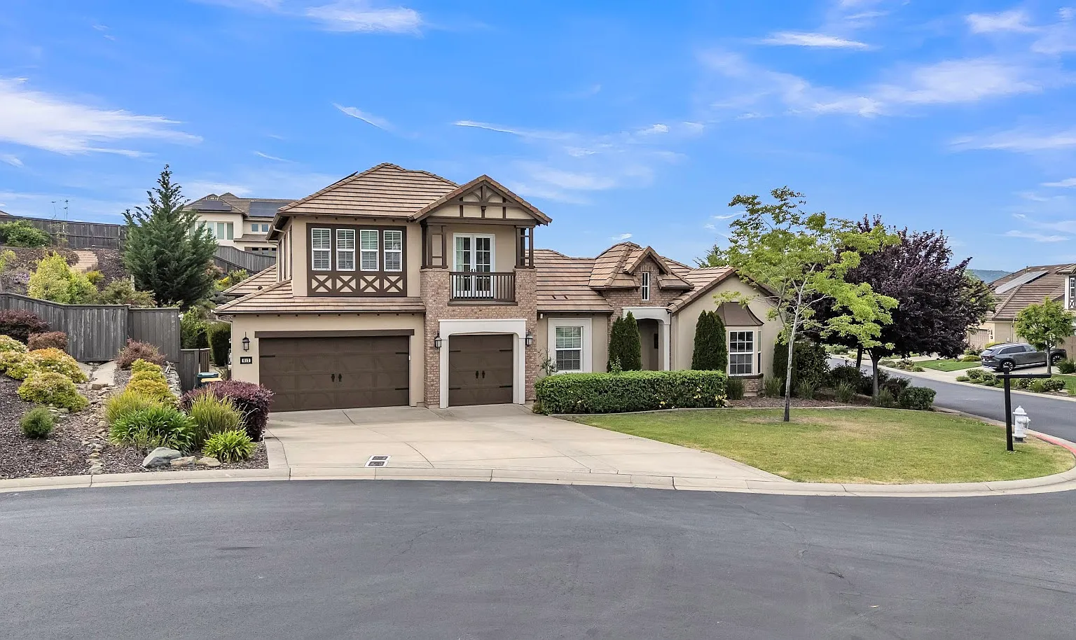 4 bed, 4.5 bath, 4200 sqft, $4,995 — Photo 1