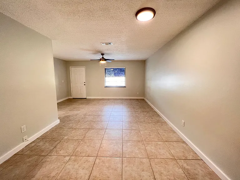 Lakeside Cove Apartments — Photo 5