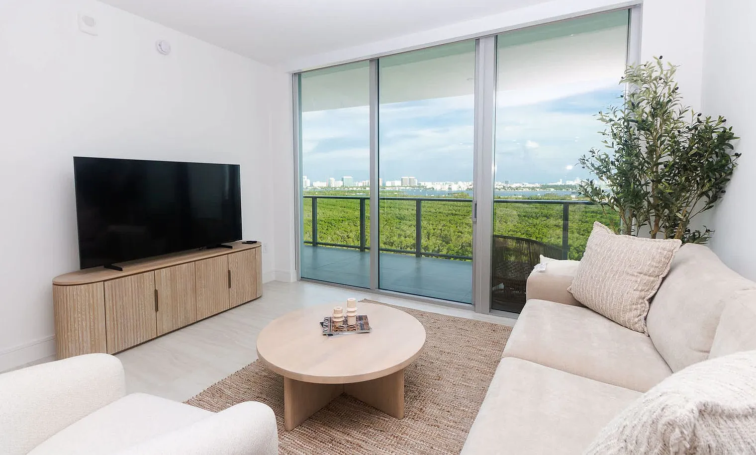1 bed, 2.0 bath, 1076 sqft, $6,183 — Photo 2