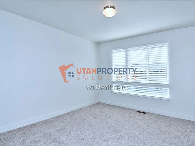 1047 W 400 S — Photo 13