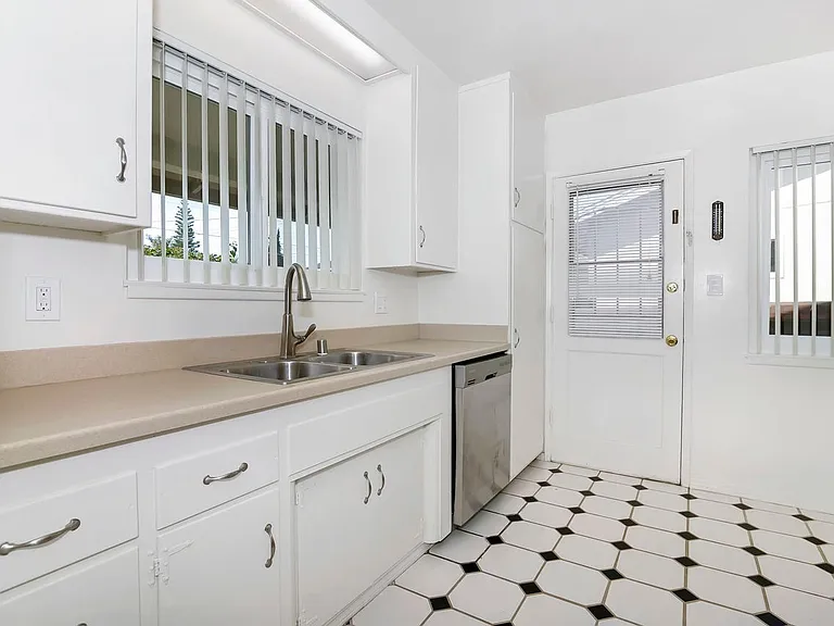 2171 Fairfield St — Photo 13