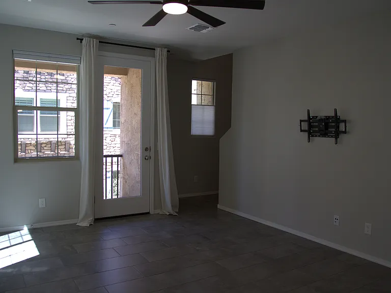 1676 E Hampton Ln — Photo 6