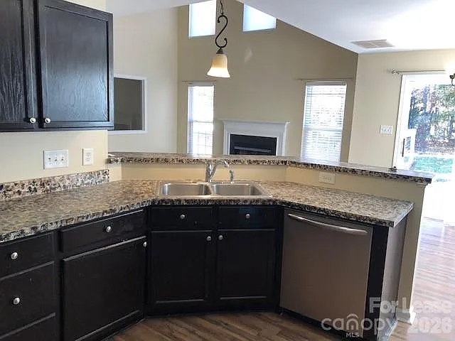3 bed, 2.5 bath, 1866 sqft, $2,095 — Photo 4