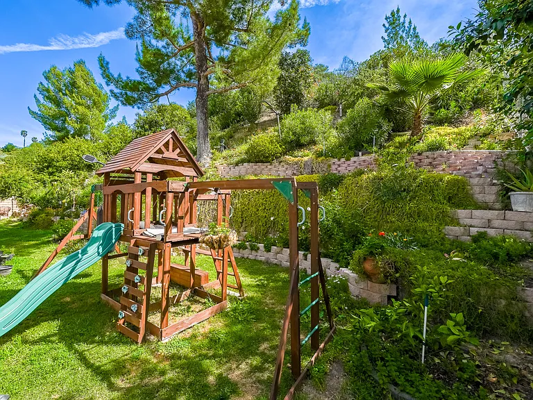 24668 Ebelden Ave — Photo 52