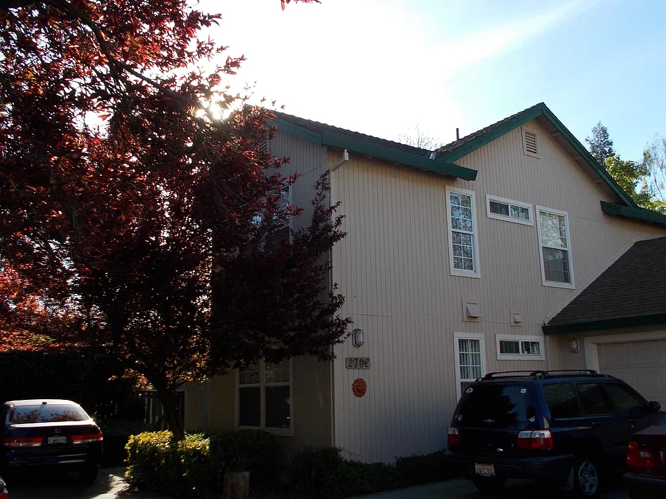2702 Sycamore Ln