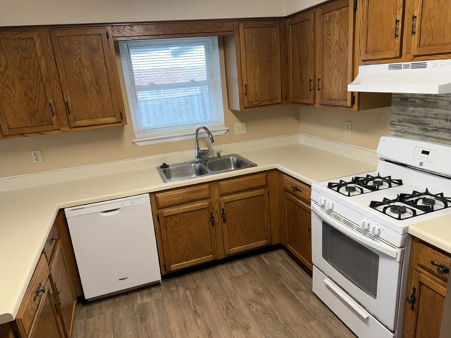 3 bed, 2.0 bath, 1565 sqft, $2,350 — Photo 3