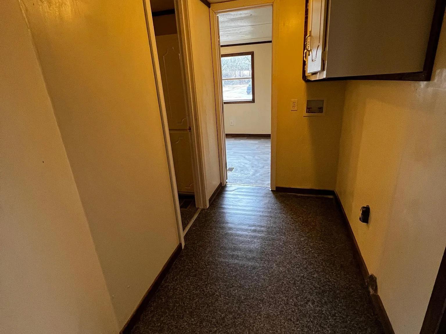 105 Gloria Ln — Photo 2