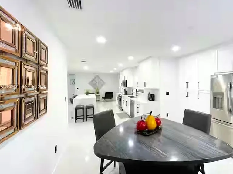 301 SW 136th Ct — Photo 5