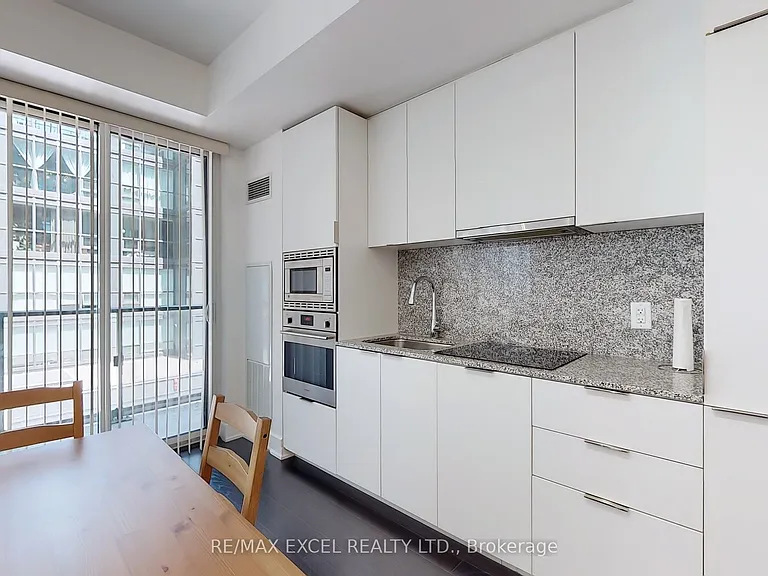 955 Bay St #404 — Photo 7