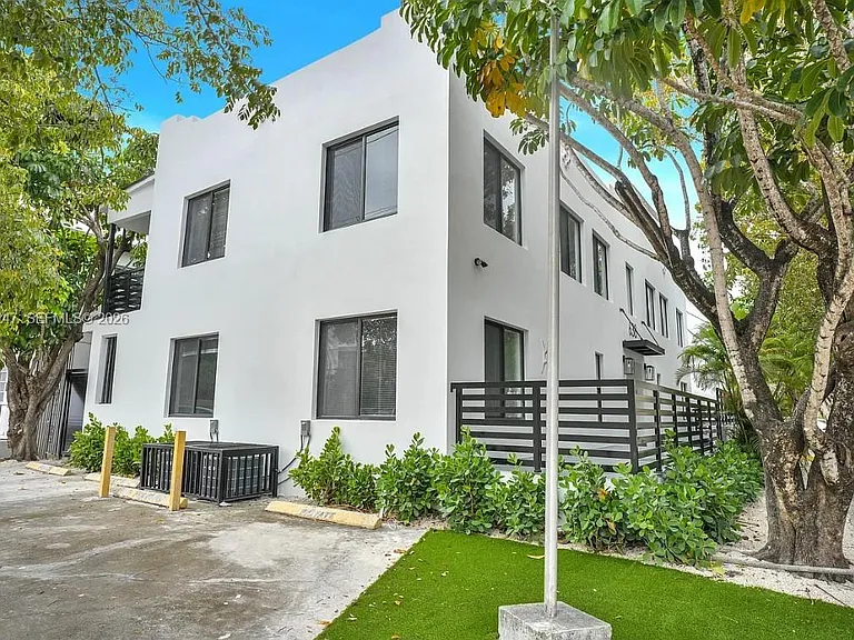 638 SW 21st Ave #4 — Photo 3
