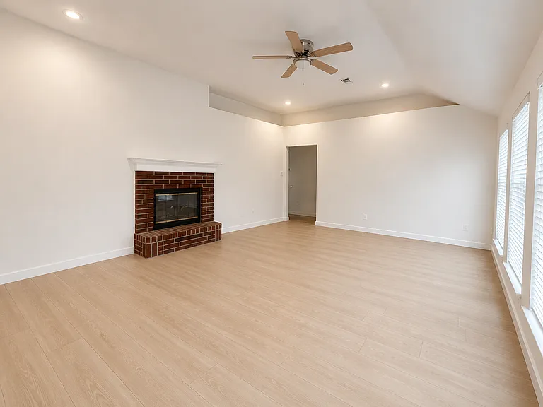 806 W Colony Dr — Photo 3
