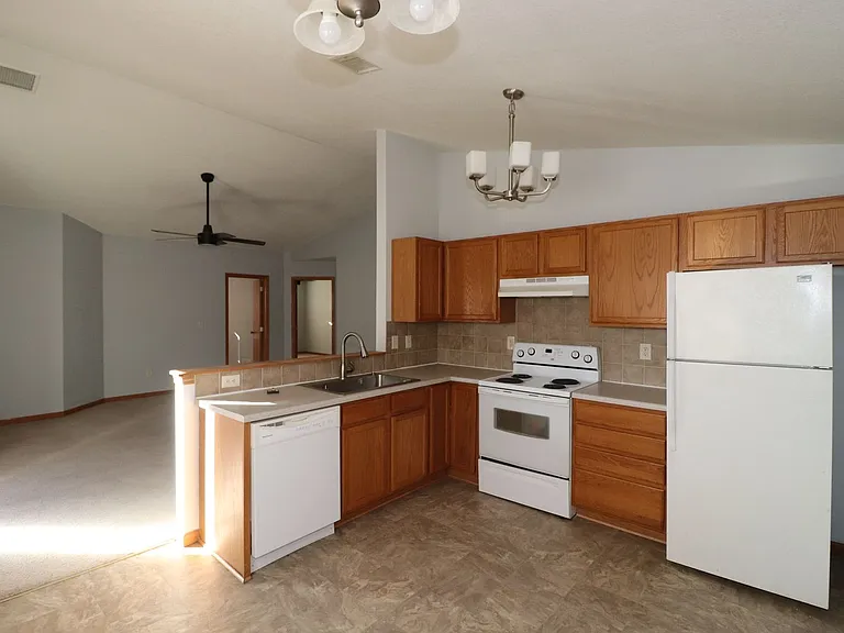 1618 Clover Dr — Photo 7