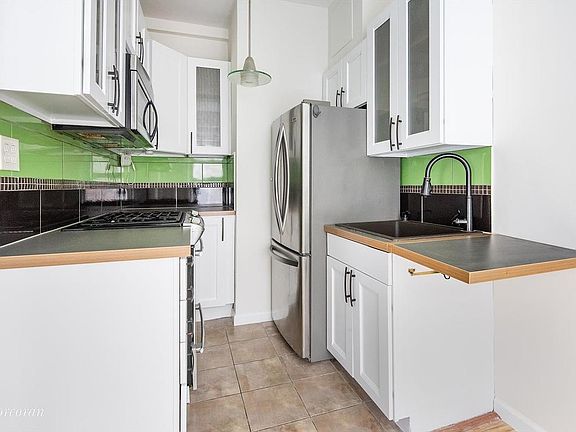 3rd image of 25 W 64th St APT 5C