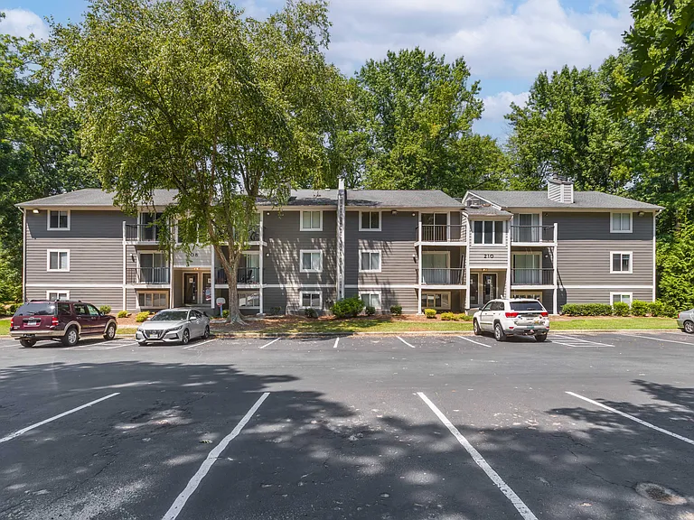 Summit Village Apartments — Photo 31