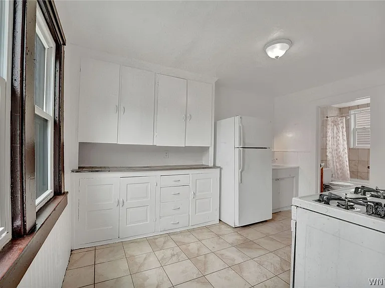 214 Ludington St — Photo 2