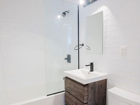 4th image of 923 Bedford Ave #1F