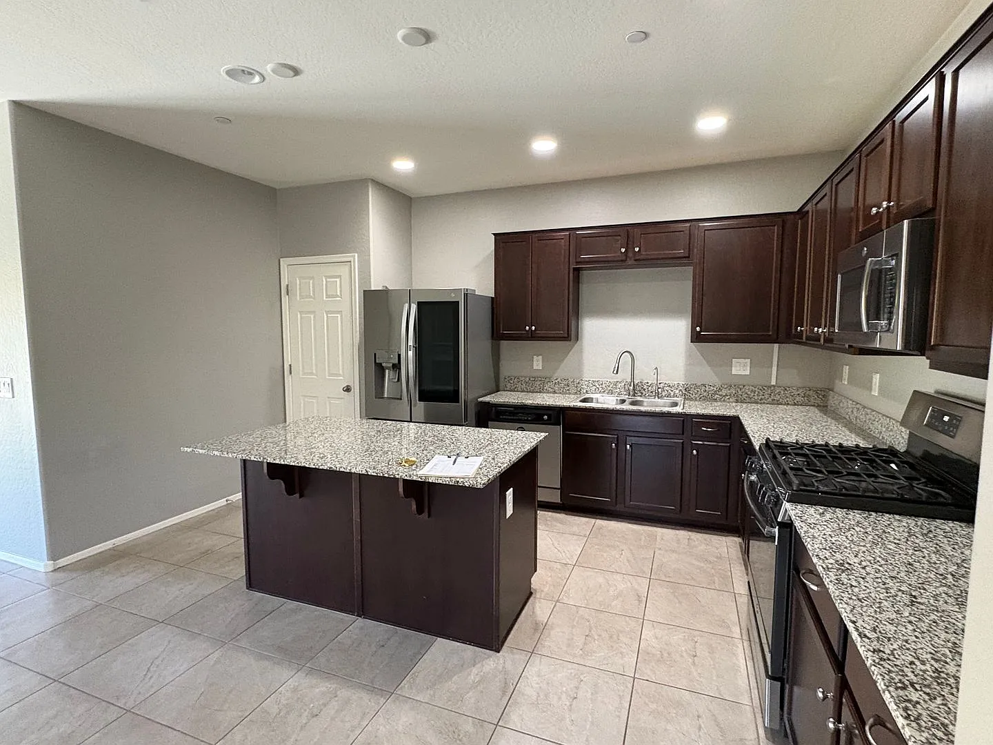 Spacious 4BD/2BA in Verrado — Photo 4