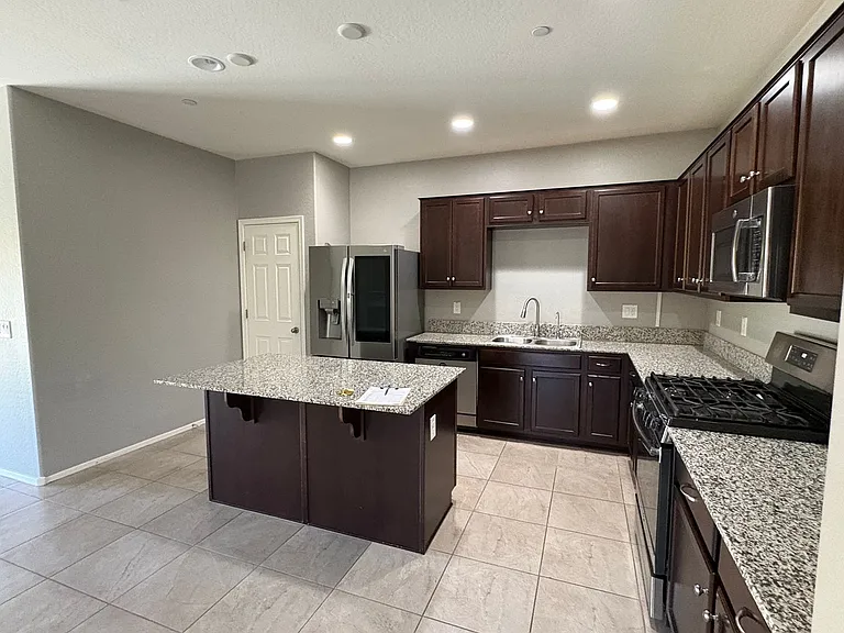 21248 W Palm Ln — Photo 4