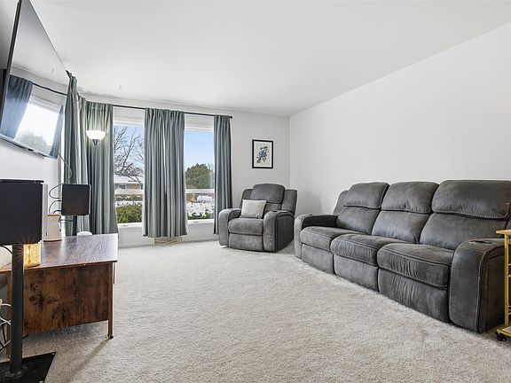 4th image of 404 Grandview Dr