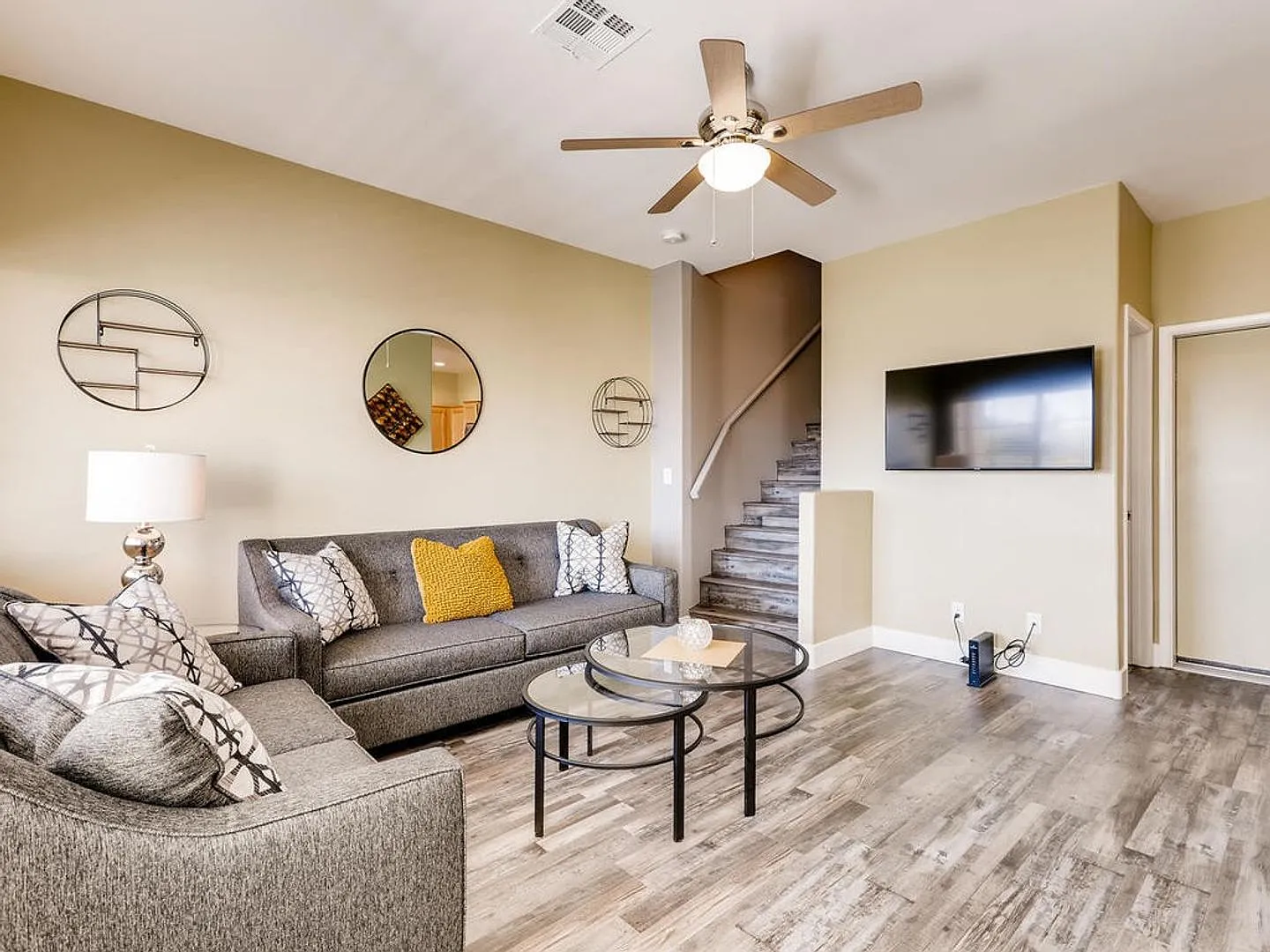 **Short Term Gated Luxury Rental** 3bdrm *2.5 Bath* 2 Car Garage — Photo 4