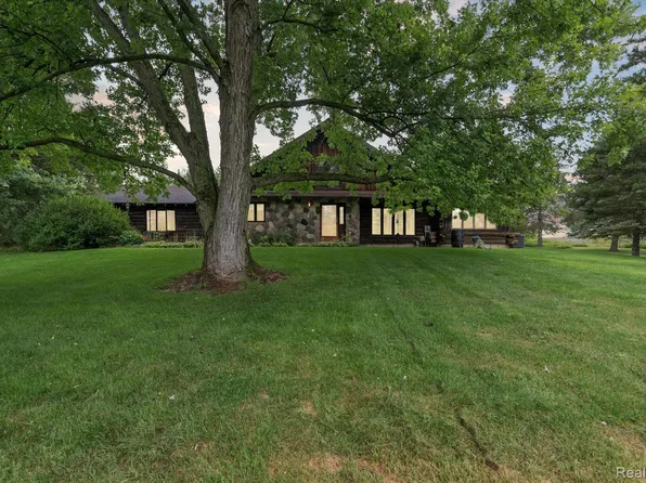 14960 Holmes Rd, Gregory, MI 48137