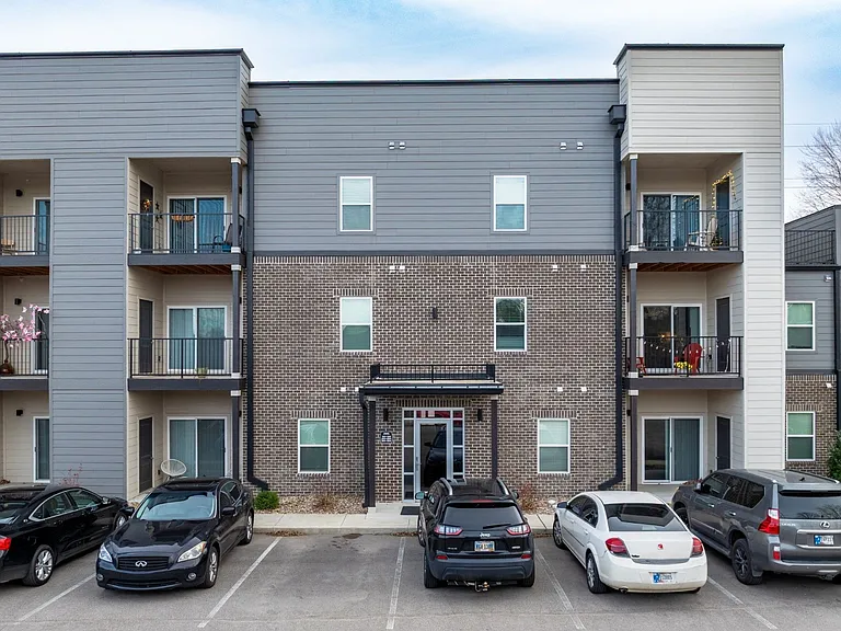 1601 E Main St — Photo 18
