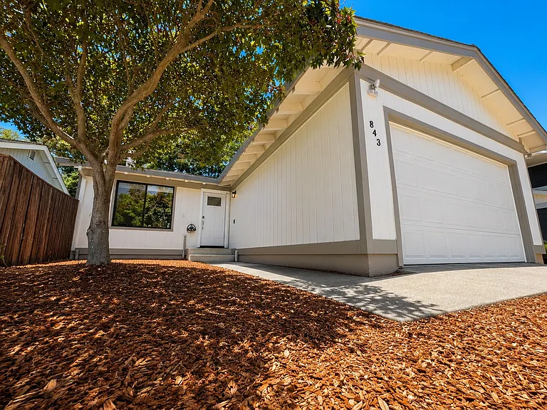 843 Falcon Way — Photo 2