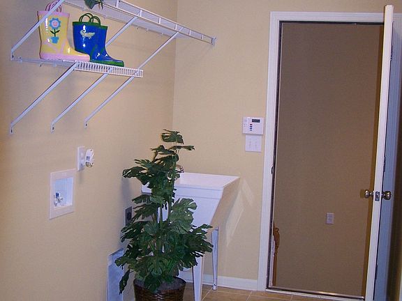 Laundry Rm w/2nd staircase to bonus rm