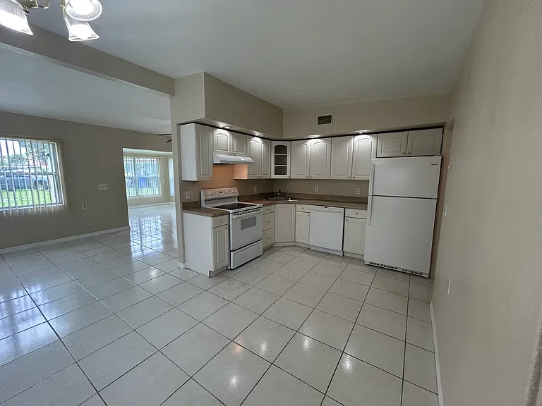 2401 Janet St — Photo 2