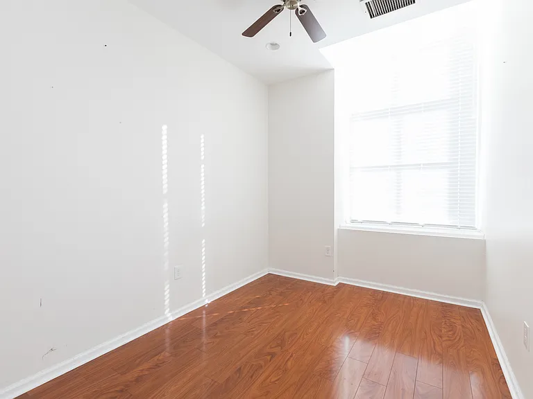 Chandler Apartments — Photo 10