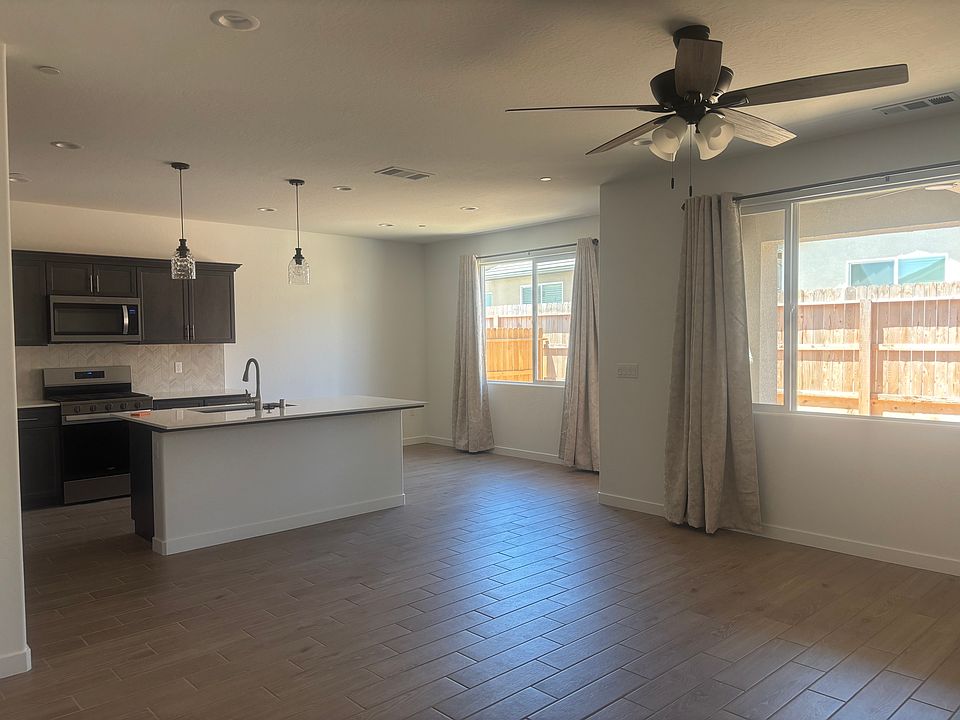 Living area/ kitchen area