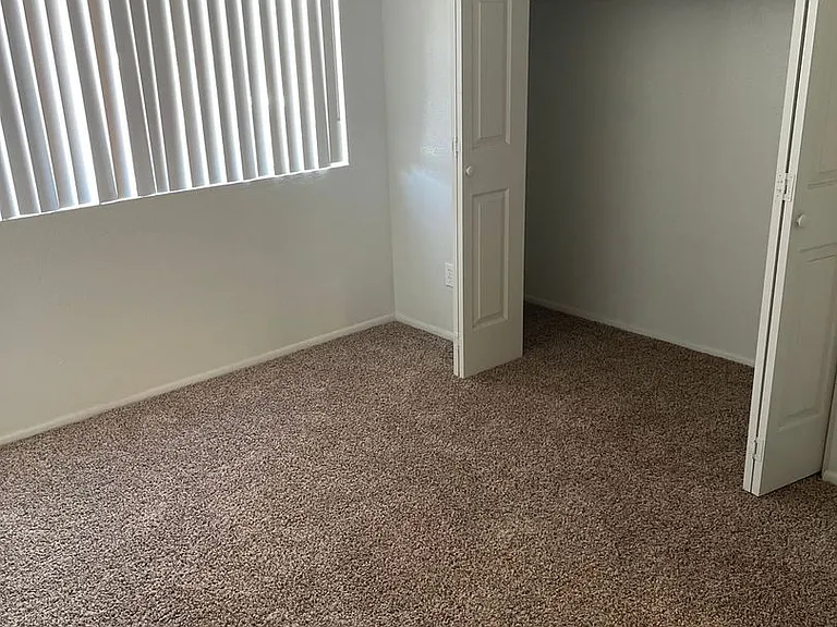 2813 E Paradise Ln — Photo 4