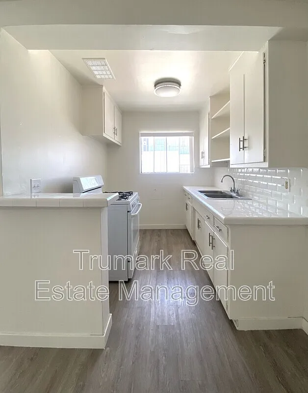 1 bed, 1.0 bath, $1,800 — Photo 1