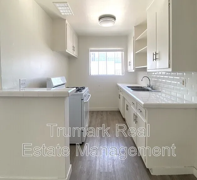 585 E Washington Blvd #28 — Photo 1