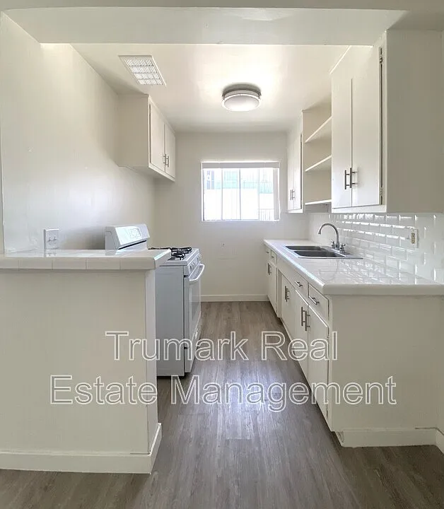 585 E Washington Blvd #28