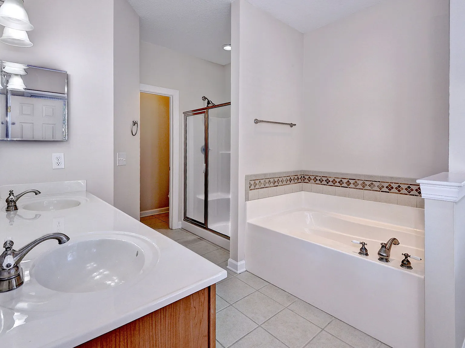 3 bed, 2562 sqft, $3,045 — Photo 3