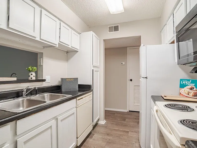 The Waterford Apartment Homes — Photo 8