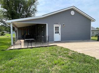 910 E Main St, Perry, MO 63462