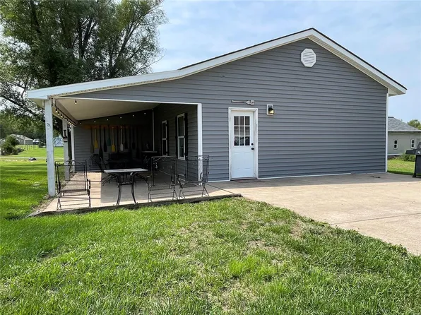 910 E Main St, Perry, MO 63462