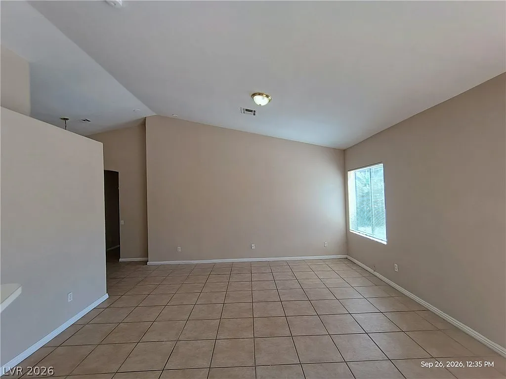 3 bed, 2.0 bath, 1435 sqft, $1,875 — Photo 3
