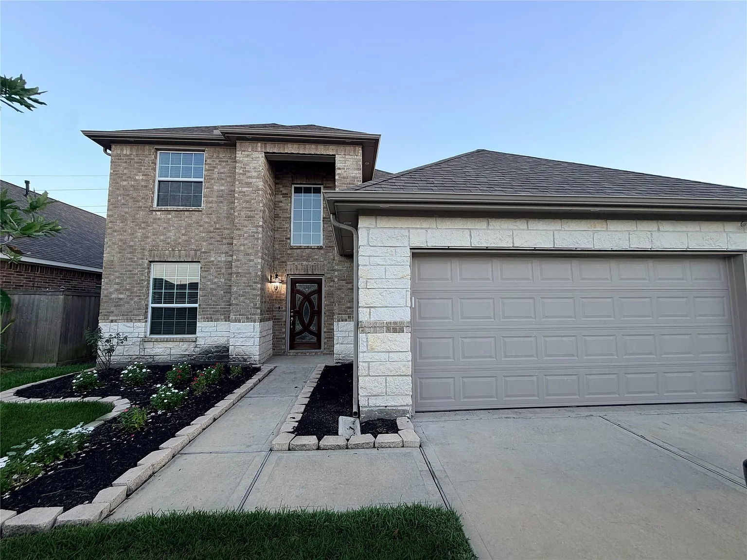 4 bed, 2.0 bath, 2214 sqft, $2,500 — Photo 2