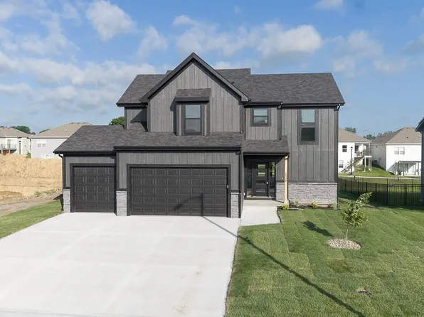 136 Brookwood St, Lansing, KS 66043